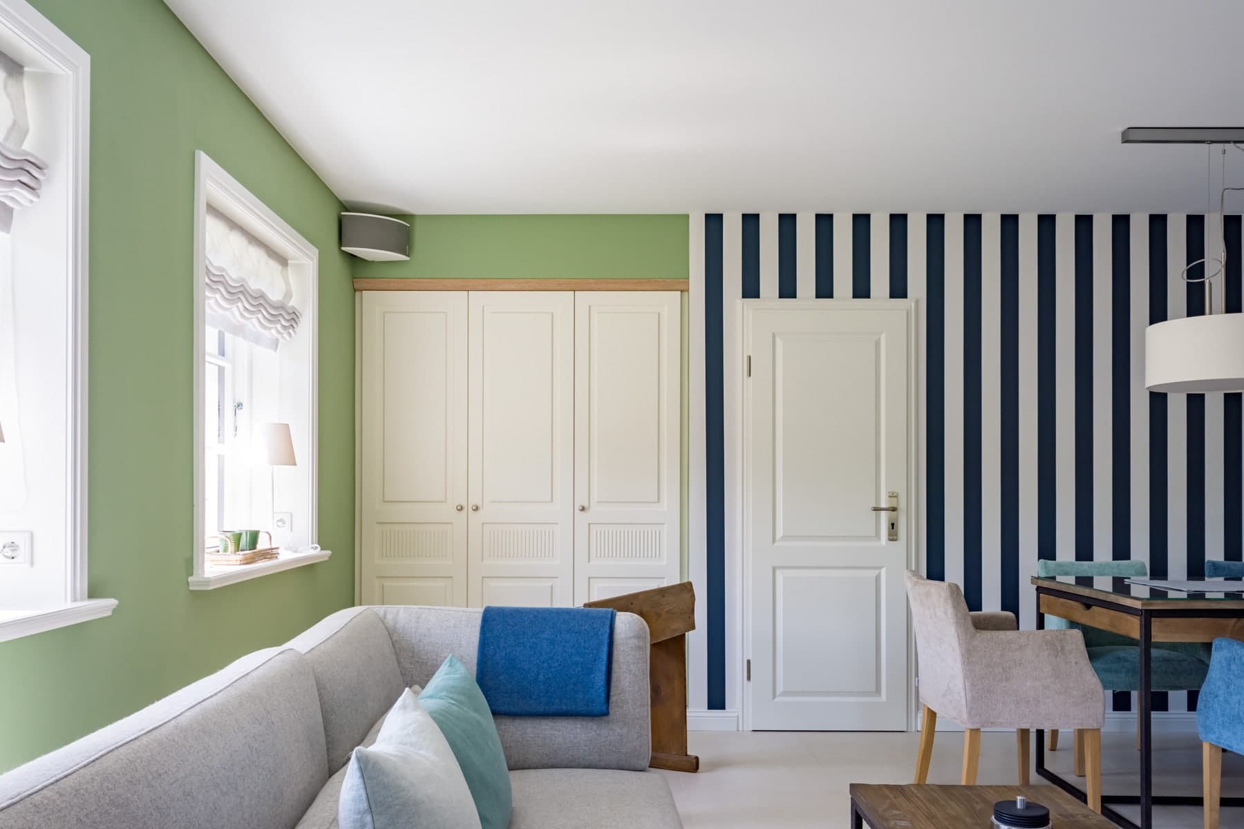 Wohnraum mit Einbauschrank und Innentür