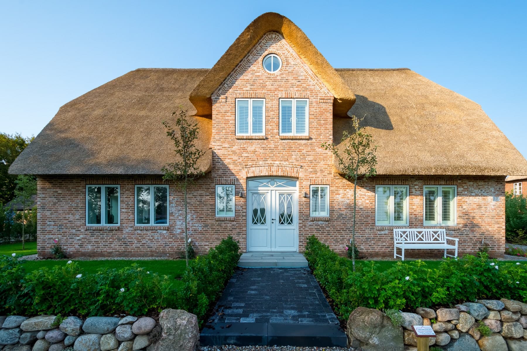 Reetdachhaus mit Klinkerfassade und Friesentür