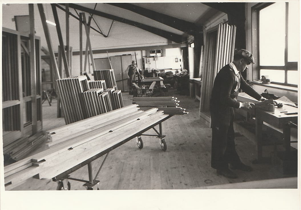 Hugo Jensen an der Werkbank — ganz ohne Handarbeit geht es eben doch nicht.