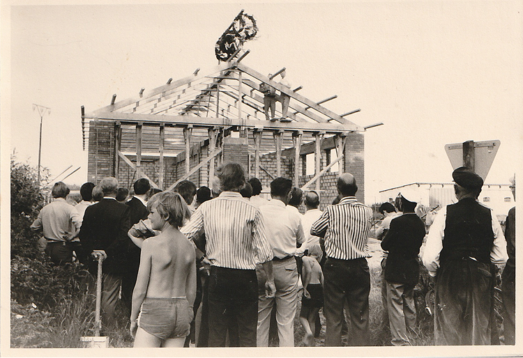 Der erste Bau einer richtigen Werkstatt — Schwäger und Familie, angereist von Sylt und Amrum, packten mit an. Die Holzbauarbeiten wurden selbstverständlich selbst ausgeführt.