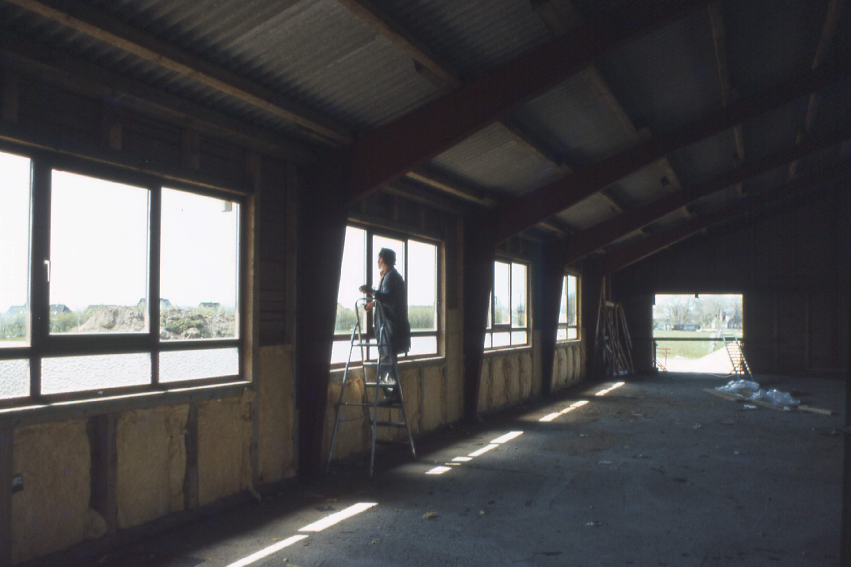 Innenausbau der neuen Werkstatt — die Fenster werden eingesetzt.