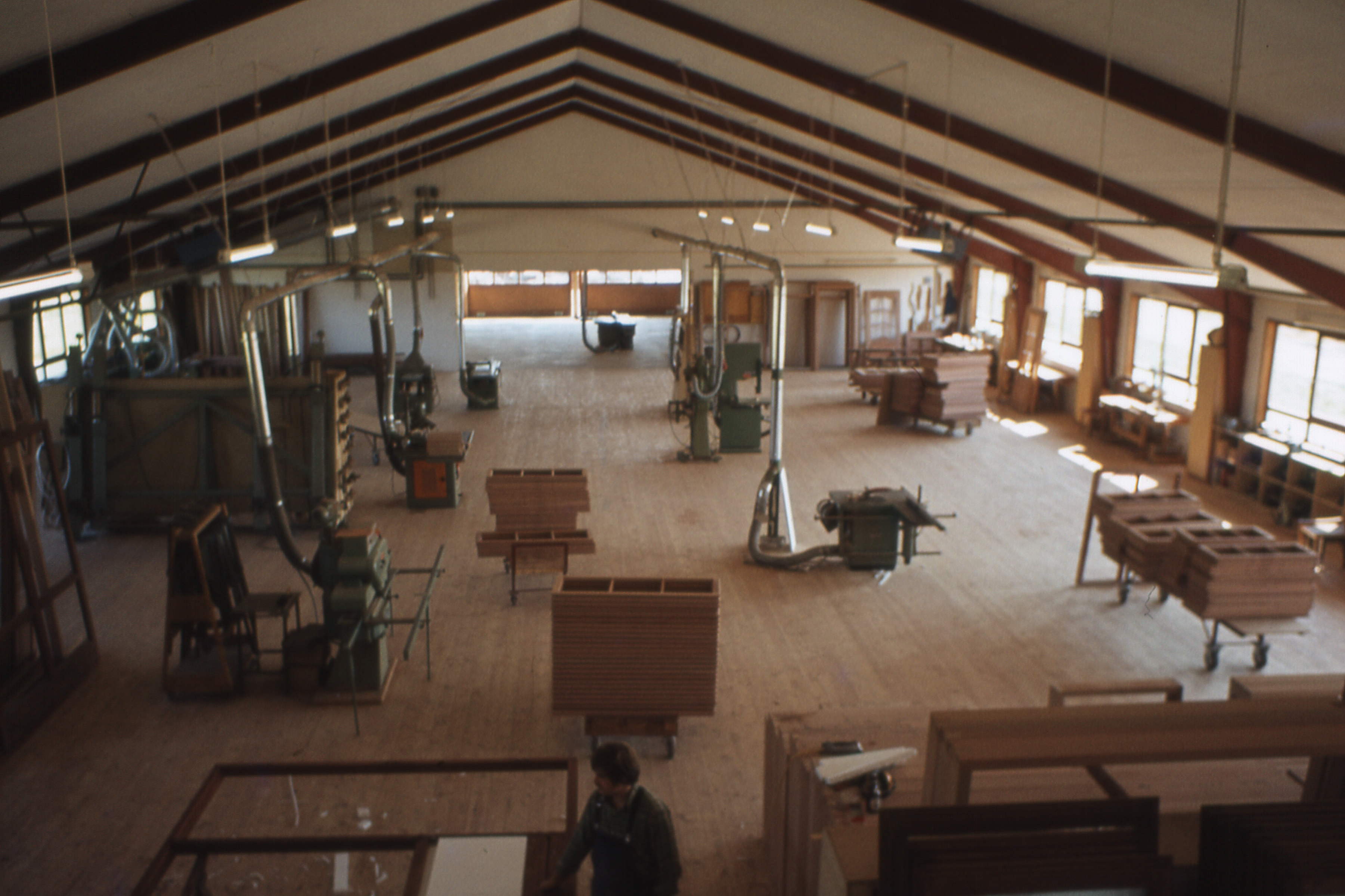 Die ersten Fenster laufen vom Band — Produktion in der neuen Werkstatt in Alkersum.